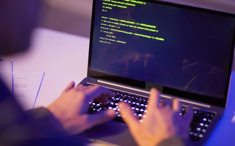 آبل تتعاون مع أنثروبيك لتطوير منصة برمجة مدعومة بالذكاء الاصطناعي 2 آبل تتعاون مع أنثروبيك لتطوير منصة برمجة مدعومة بالذكاء الاصطناعي