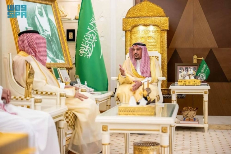 أمير القصيم يستعرض إنجازات فرع الهلال الأحمر بالمنطقة ويثني على جهوده