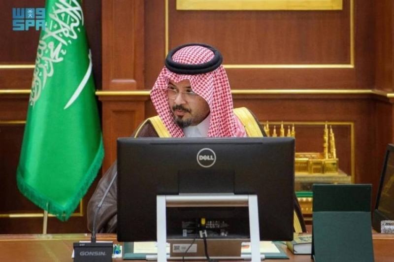 أمير المدينة يؤكد التزامه بمتابعة الجدول الزمني لتنفيذ مشاريع المحافظات