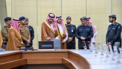 أمير المدينة يقوم بجولة تفقدية لمركز العمليات الأمنية الموحدة (911)