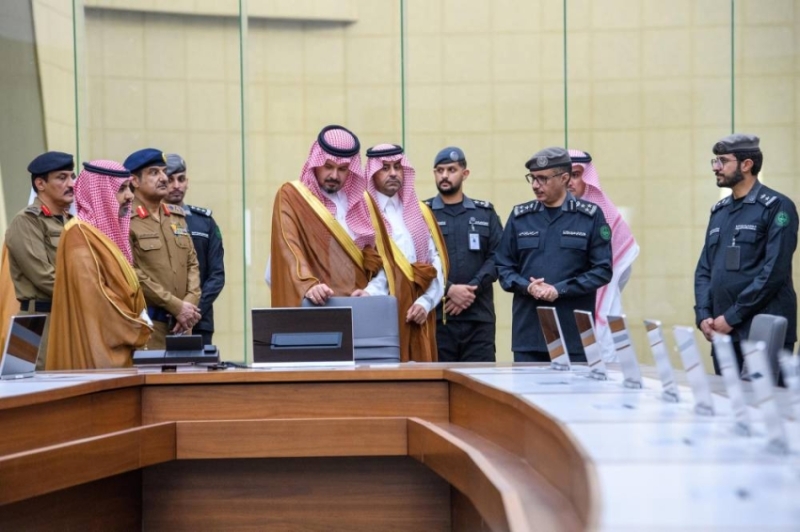أمير المدينة يقوم بجولة تفقدية لمركز العمليات الأمنية الموحدة (911)