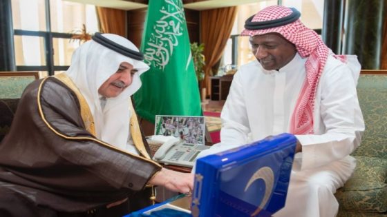 أمير تبوك يتفقد أهداف وبرامج جمعية "أصدقاء"