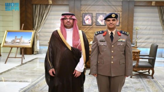الأمير سعود بن جلوي يُمنح مدير الإدارة العامة للدفاع المدني بجدة رتبته الجديدة