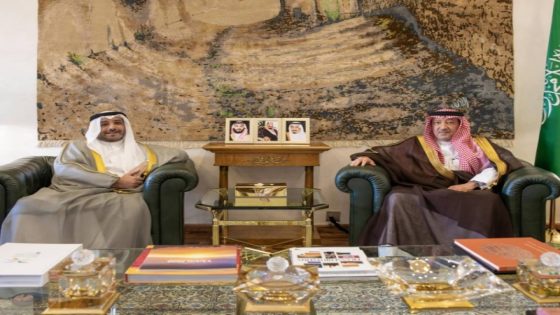 الخريجي يناقش مع سفير الكويت القضايا الإقليمية والدولية.