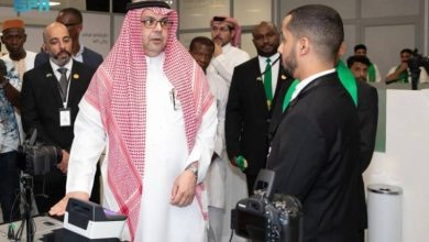 السفير القثامي يقوم بجولة تفقدية لصالة مبادرة 'طريق مكة' في مطار أبيدجان