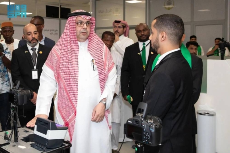 السفير القثامي يقوم بجولة تفقدية لصالة مبادرة 'طريق مكة' في مطار أبيدجان