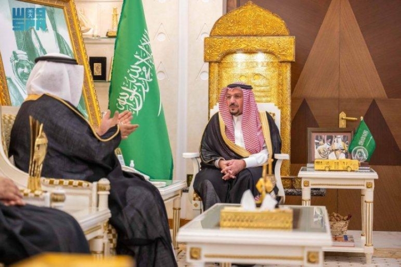 سمو أمير القصيم يلتقي بأمين مركز الملك عبدالعزيز للتواصل الحضاري