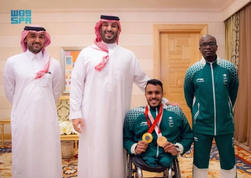 ولي العهد يستقبل القرشي الفائز بالميدالية الذهبية في الألعاب البارالمبية
