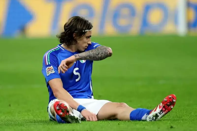 آرسنال يستعيد كالافيوري بعد مغادرته معسكر منتخب إيطاليا