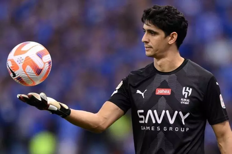 أبو تريكة يبرز في قائمة ياسين بونو لأفضل اللاعبين التاريخيين