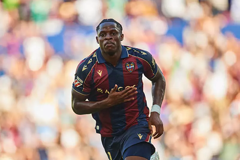 أرسنال ومانشستر يونايتد يتنافسان مع برشلونة على التعاقد مع إيونج