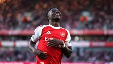 أرسنال يسعى لتجديد عقد ساكا بصفقة طويلة الأمد