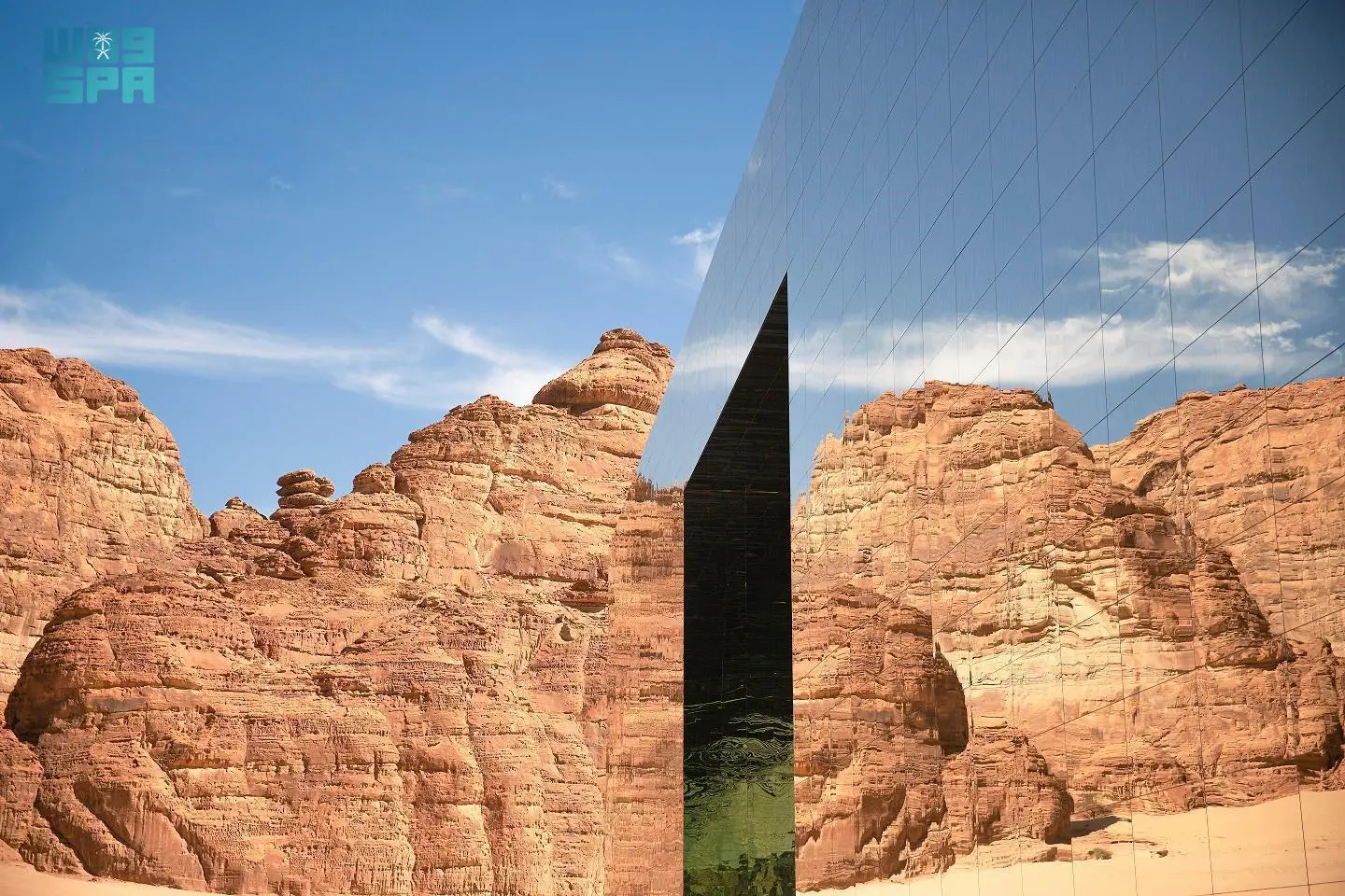 أكبر مبنى في العالم تم تغطيته بالمرايا: دراسة تحليلية شامله