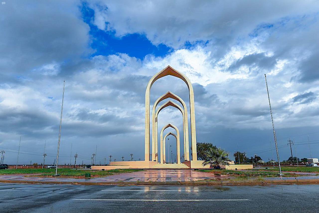 أمانة تبوك تعزز جاهزيتها لموسم الأمطار من خلال صيانة شبكات تصريف المياه