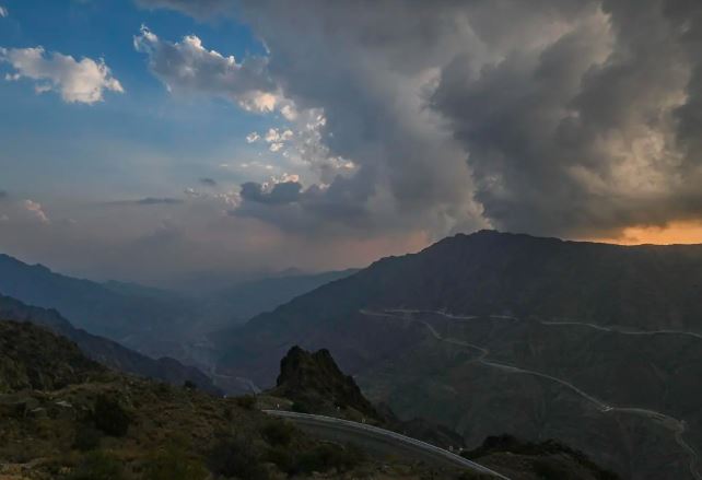 أمطار الخير في الباحة: توثيق اللحظات الساحرة