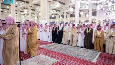 أمير الرياض يشارك في أداء صلاة الميت على الأمير فهد بن سعود آل سعود