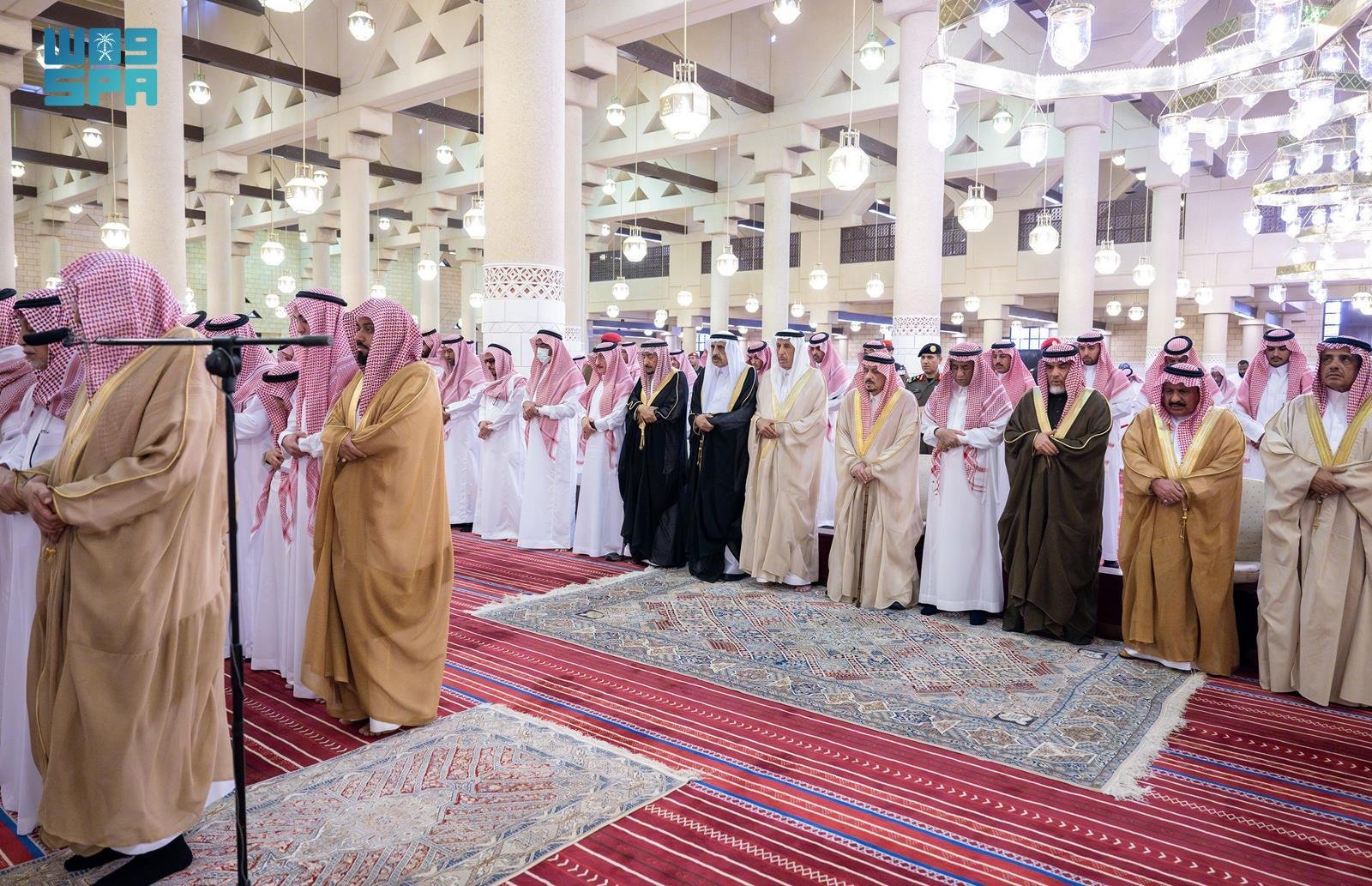 أمير الرياض يشارك في أداء صلاة الميت على الأمير فهد بن سعود آل سعود