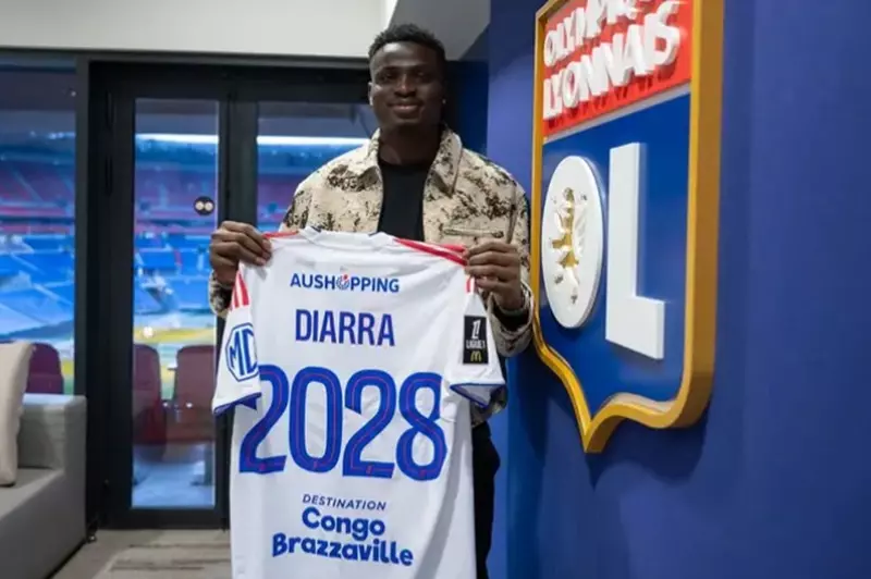 أولمبيك ليون يحافظ على حارس مرماه المالي لاسين ديارا بتجديد عقده