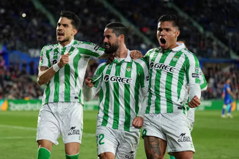 إبداعات إيسكو في ريال بيتيس: تفاصيل الأداء المميز والأرقام القياسية