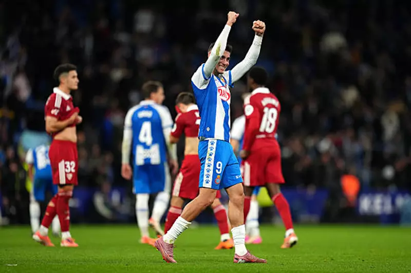 إسبانيول يحقق فوزاً مهماً على إشبيلية ويستعد لمنافسات الليجا