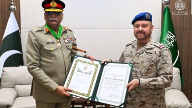 إنفاذًا لتوجيهات الملك سلمان: الفريق الرويلي يُقلِّد رئيس الأركان الباكستاني وسام الملك عبدالعزيز