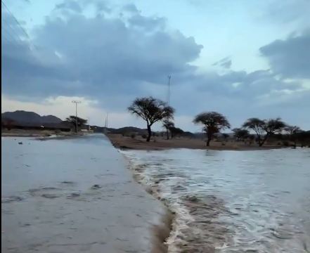 إنقاذ شخصين عالقين في تجمعات مياه وادي القناة بالمدينة المنورة