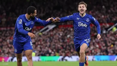 إيفرتون ينهي هيمنة مانشستر يونايتد ب10 لاعبين في الدوري الإنجليزي