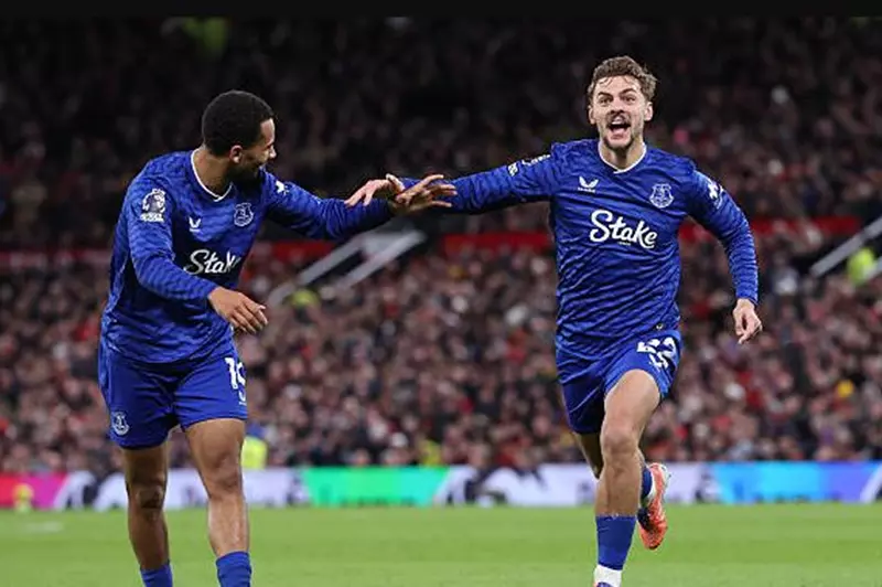 إيفرتون ينهي هيمنة مانشستر يونايتد ب10 لاعبين في الدوري الإنجليزي