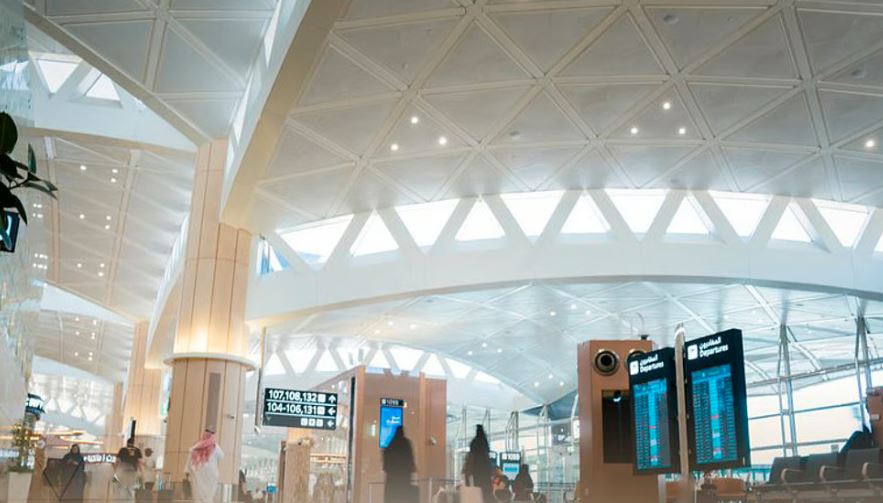 ابتكار الحجوزات الرقمية: استراتيجية مطار الملك خالد الدولي لتحسين تجربة المسافر