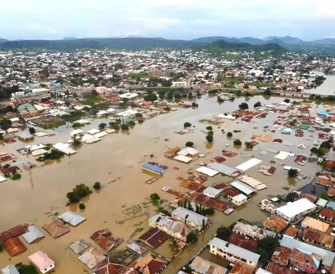 ارتفاع حصيلة ضحايا الفيضانات والانهيارات الأرضية في فيتنام إلى 55 قتيلاً