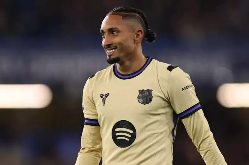 استهداف عملاق إنجليزي لرافينيا وسط خيارات برشلونة من البوندسليجا