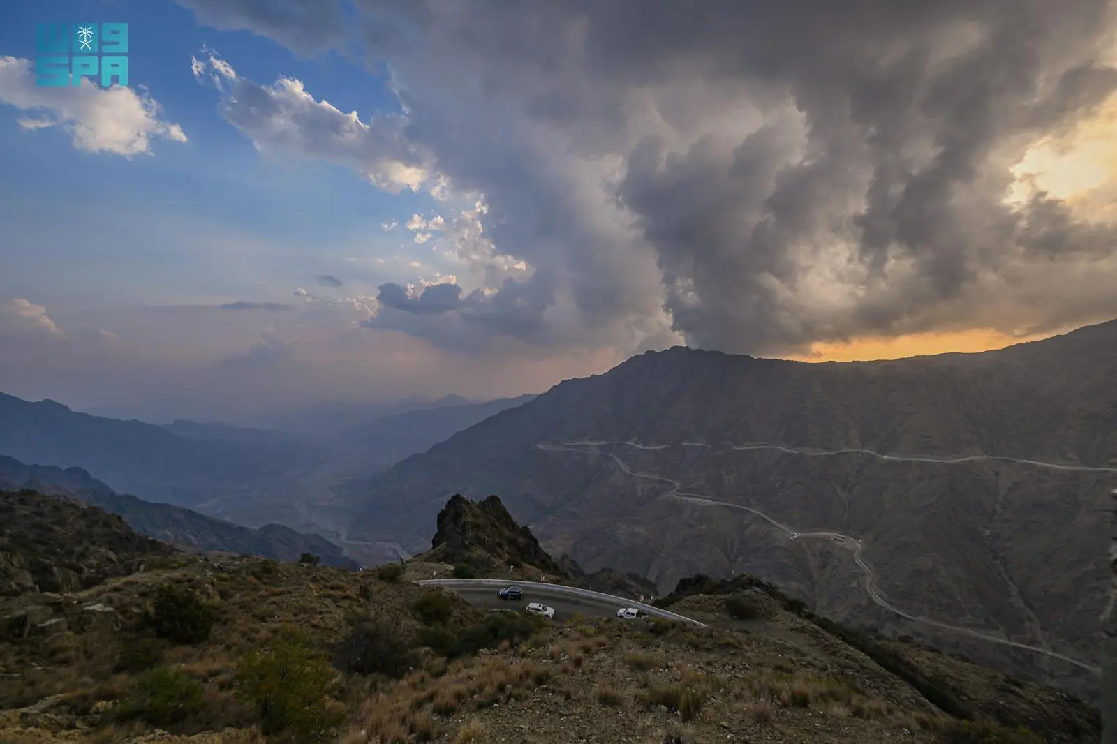 الباحة: سحر السحب الرعدية وتأثيرها على المناظر الطبيعية