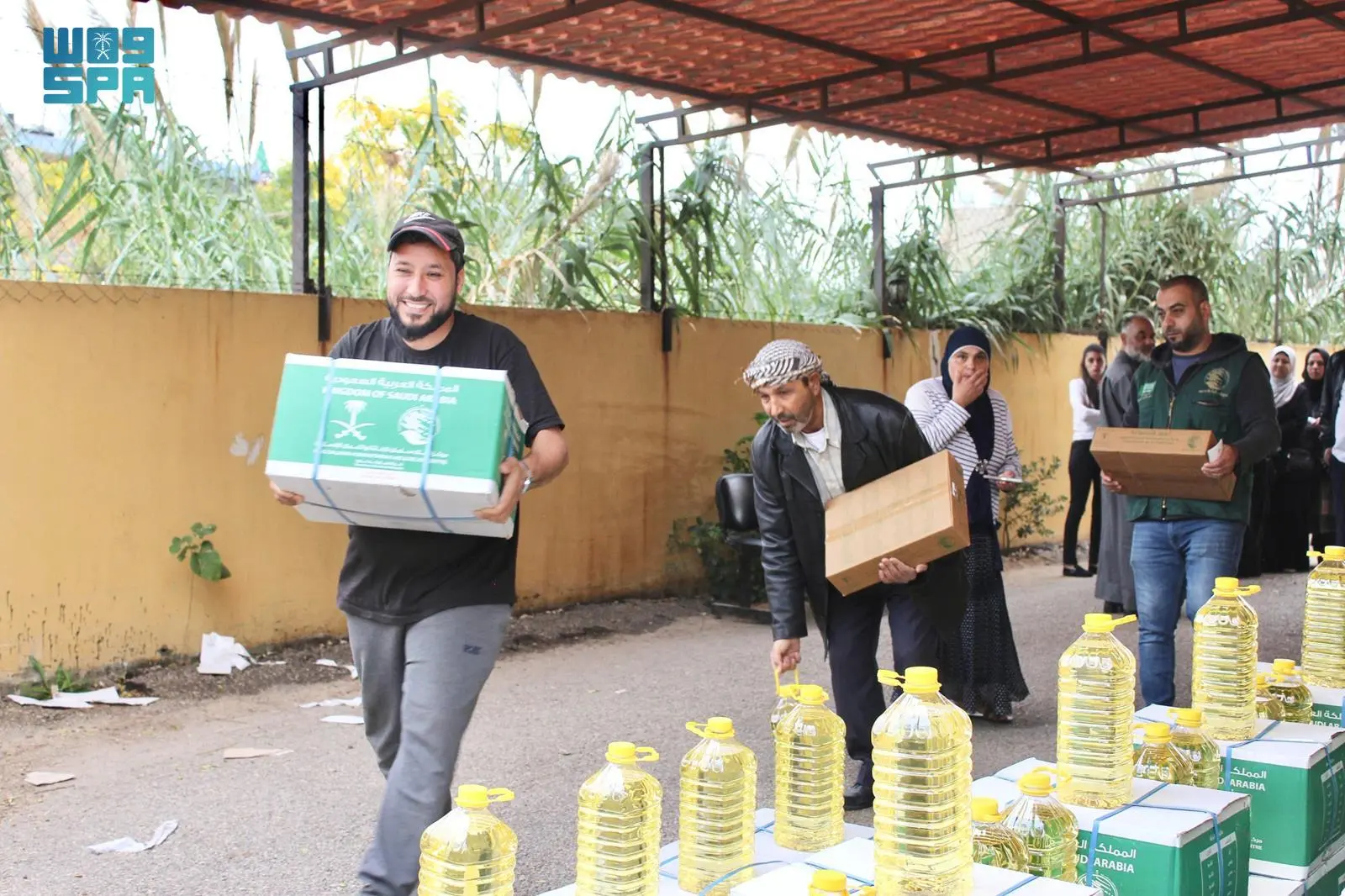 التدخل الإنساني: توزيع 882 سلة غذائية وكرتون تمر في لبنان من سلمان للإغاثة