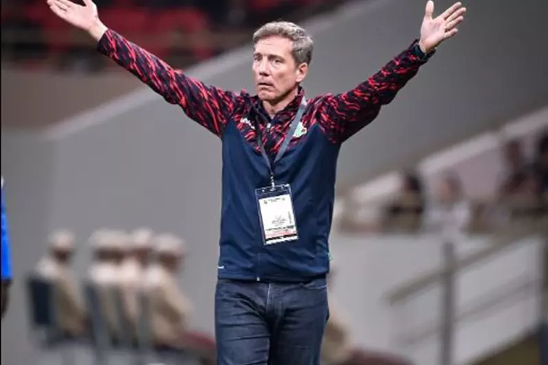 الجيش الملكي يدرس إقالة سانتوس بعد تراجع النتائج في المنافسات المحلية