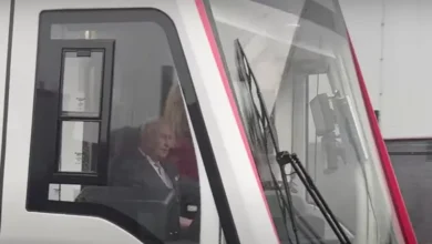 الملك تشارلز يقود المترو: احتفال فريد بعيد ميلاده الـ77