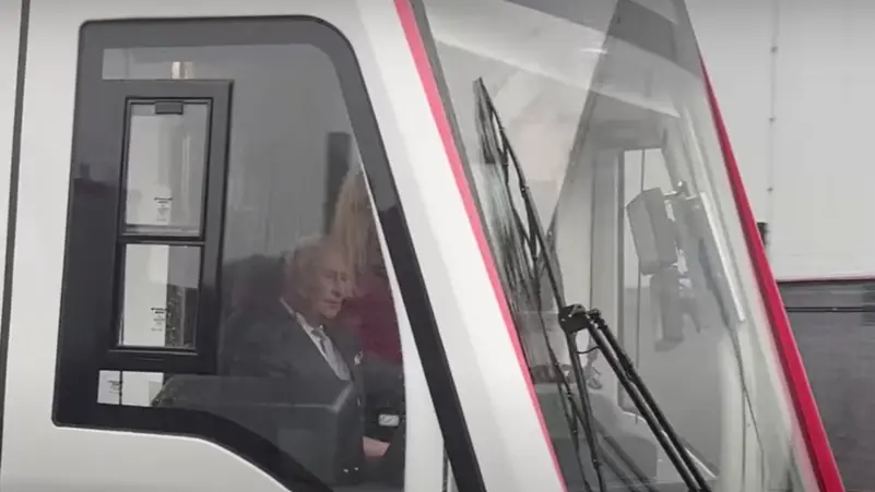 الملك تشارلز يقود المترو: احتفال فريد بعيد ميلاده الـ77