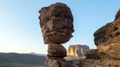 الموائد الصخرية في تبوك: تكوينات جيولوجية تأسر الأنظار وتروي قصص الزمن