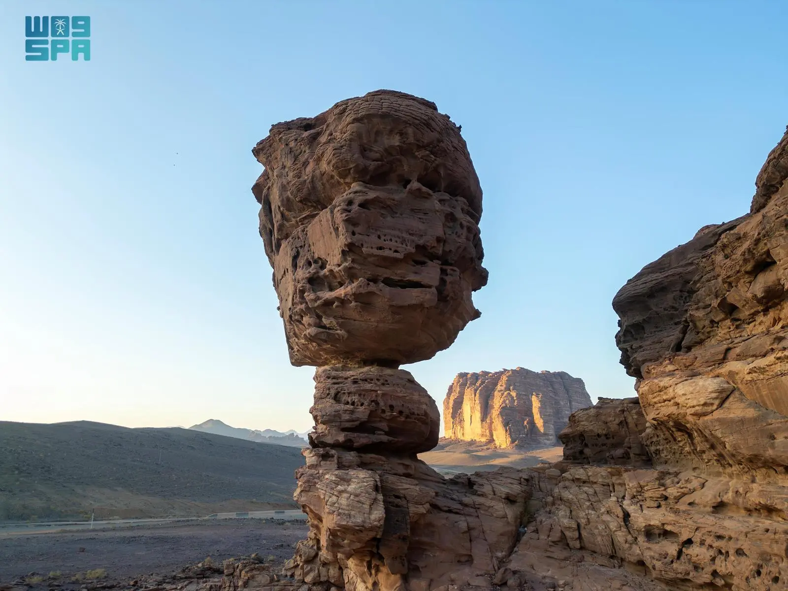 الموائد الصخرية في تبوك: تكوينات جيولوجية تأسر الأنظار وتروي قصص الزمن