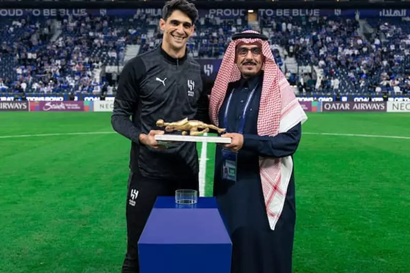 الهلال السعودي يقدم هدية قيمة لياسين بونو تكريمًا لتتويجه بالأفضل في أفريقيا