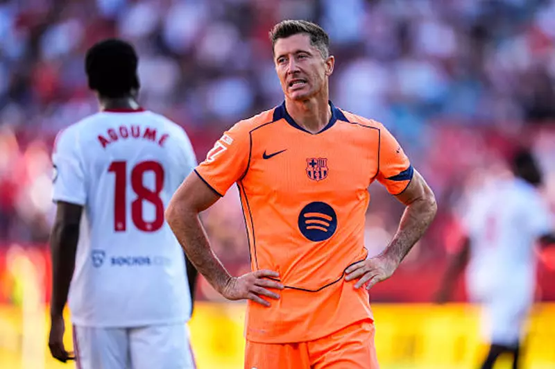 تأثير العروض السعودية على مستقبل ليفاندوفسكي مع برشلونة