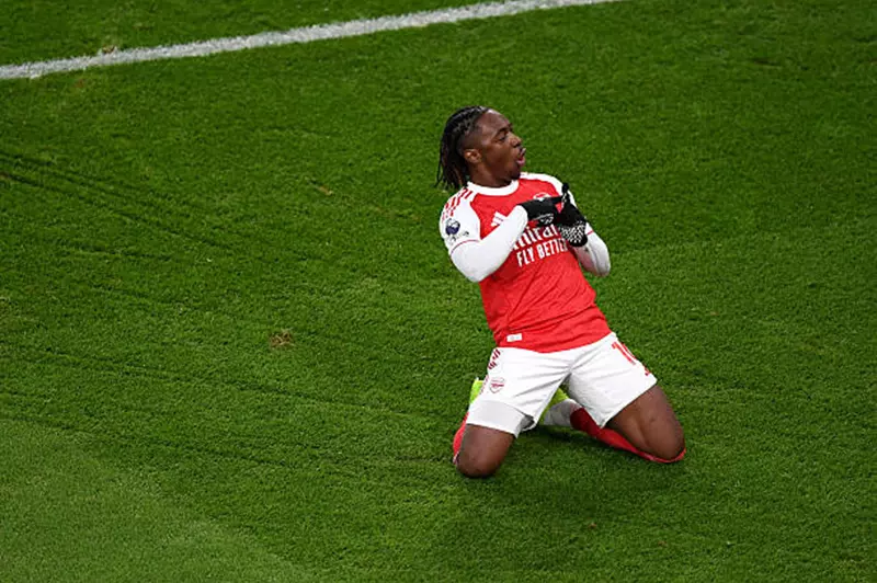 تألق إيزي مع أرسنال: أحلام توتنهام الضائعة منذ 1991