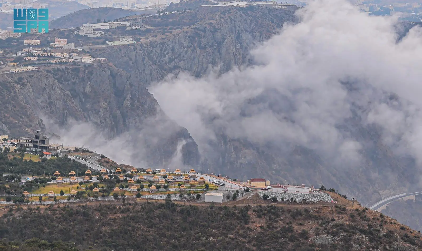 تجليات الطبيعة: الباحة تحتضن سحر الأمطار والغيوم