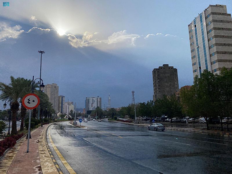 تحذيرات مناخية: أمطار غزيرة ورياح شديدة تهدد منطقة مكة المكرمة