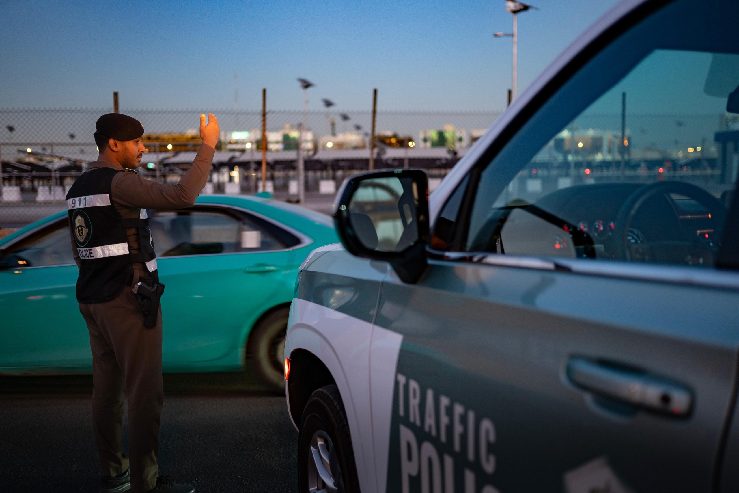 تحقيق حول حادث اصطدام شاحنة ومركبة في جدة وتأثيره على حركة المرور