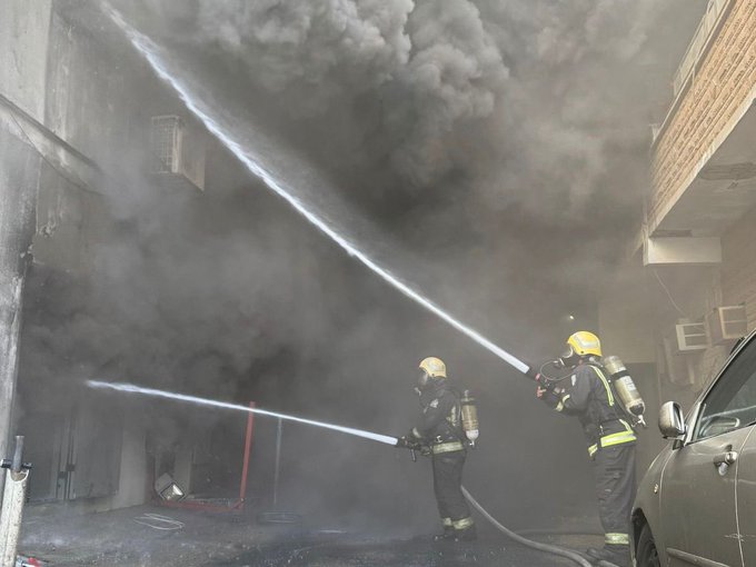 تحقيقات حول أسباب الحريق الهائل في محل تجاري بالدمام