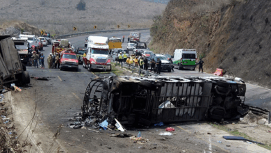 تداعيات انقلاب الحافلة السياحية في المكسيك: وفاة وإصابة عشرين شخصًا