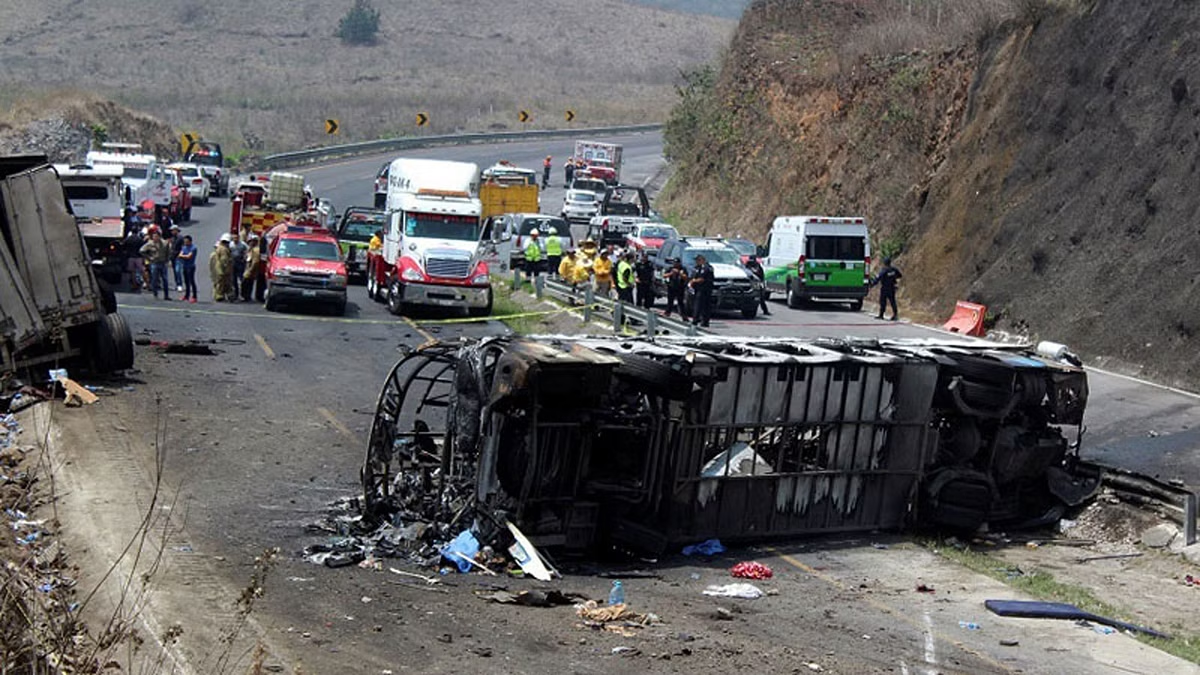 تداعيات انقلاب الحافلة السياحية في المكسيك: وفاة وإصابة عشرين شخصًا