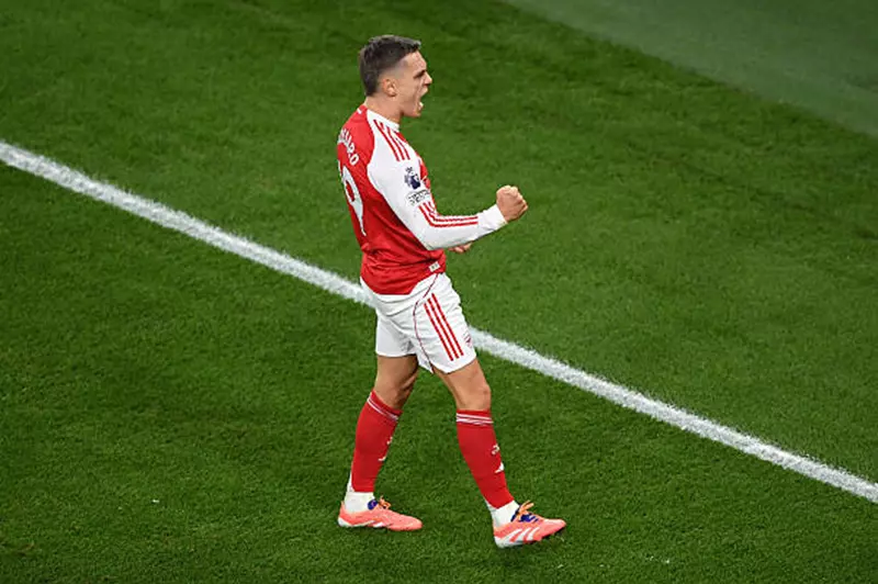 تروسارد يتألق ويسجل هدفًا مذهلًا أمام توتنهام في الديربي