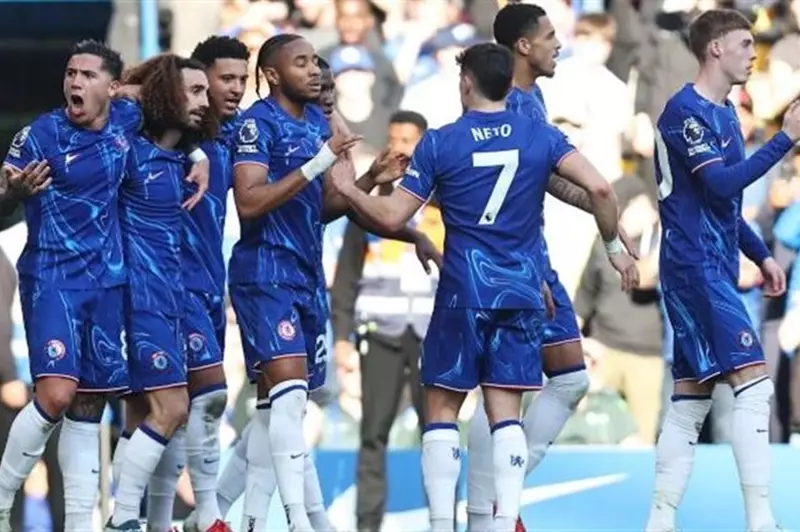 تشيلسي يتفوق على برشلونة للظفر بنجم كريستال بالاس