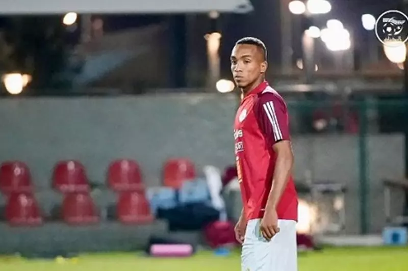 تطورات مفاوضات الأهلي مع أولمبي الشلف لضم المدافع أشرف عبادة